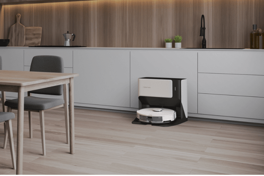 Man sieht den Roborock G10 an seiner Reinigungsstation stehen.